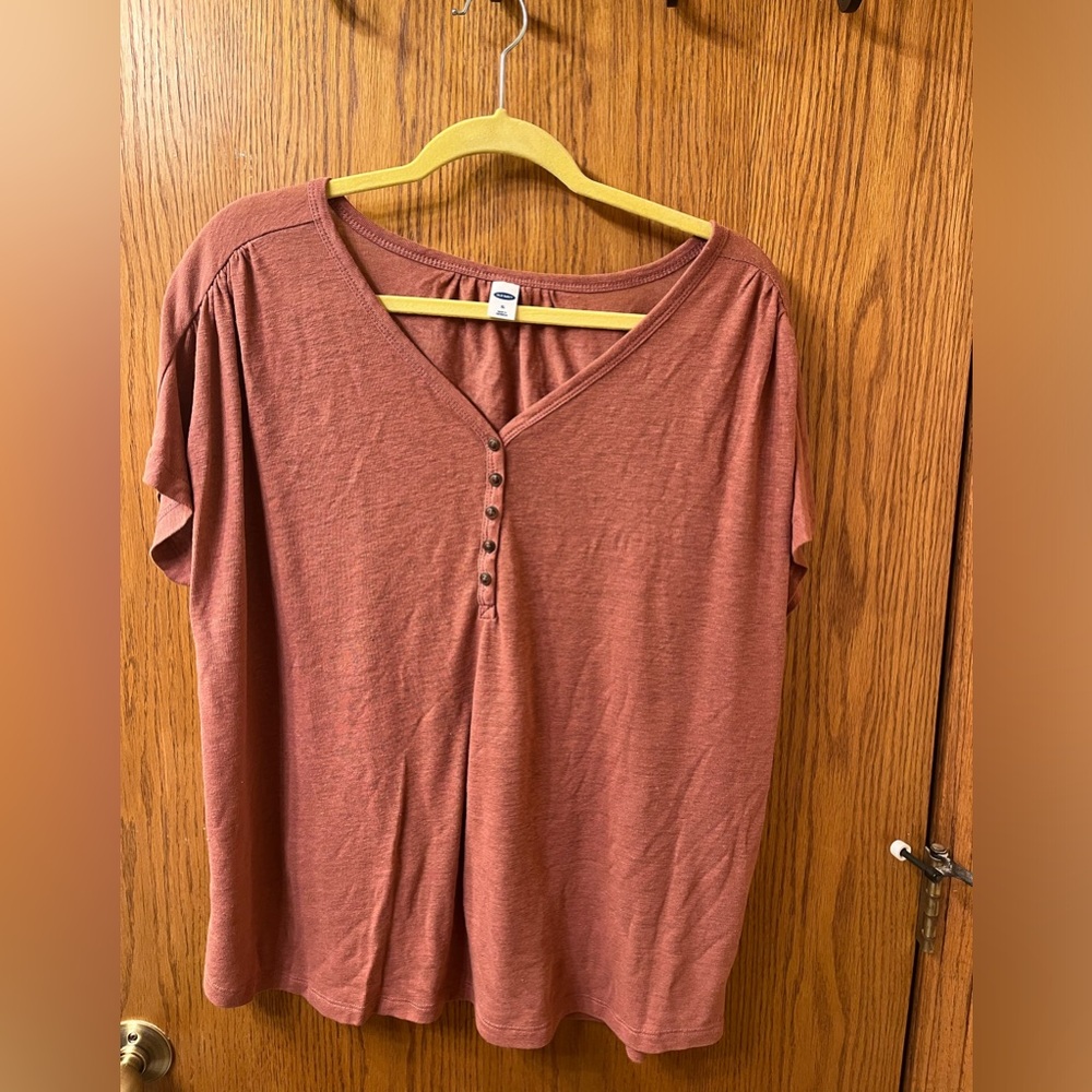 Old Navy size XL Linen/Polyester blend button neck top. Like new!